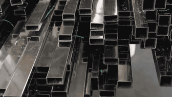 Một đống thanh kim loại