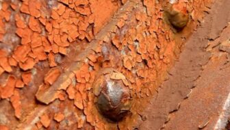 ржавчина на металлической поверхности