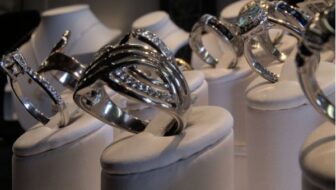 um grupo de anéis em exibição